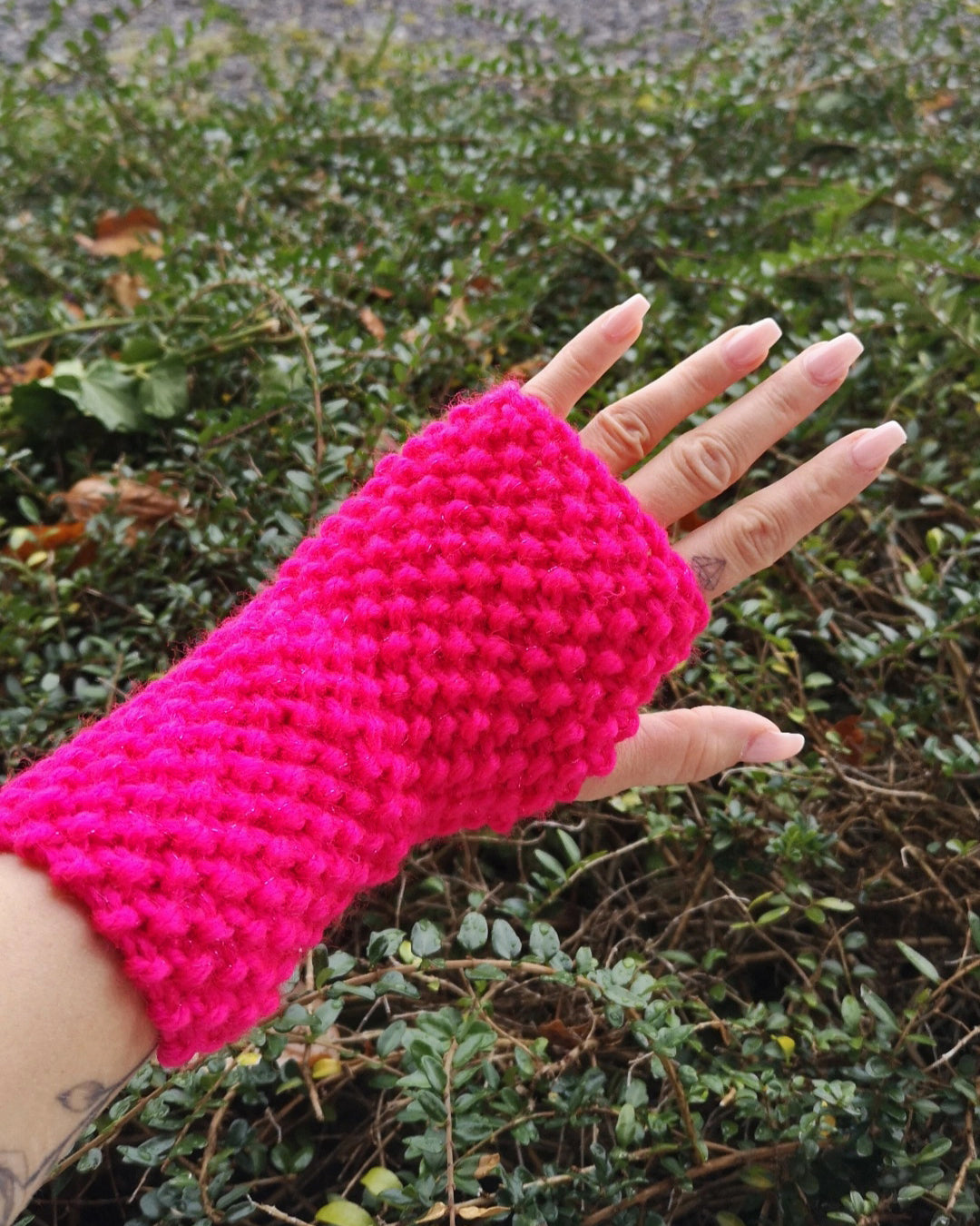 Gestrickte Handstulpen Neonpink mit Glitzer