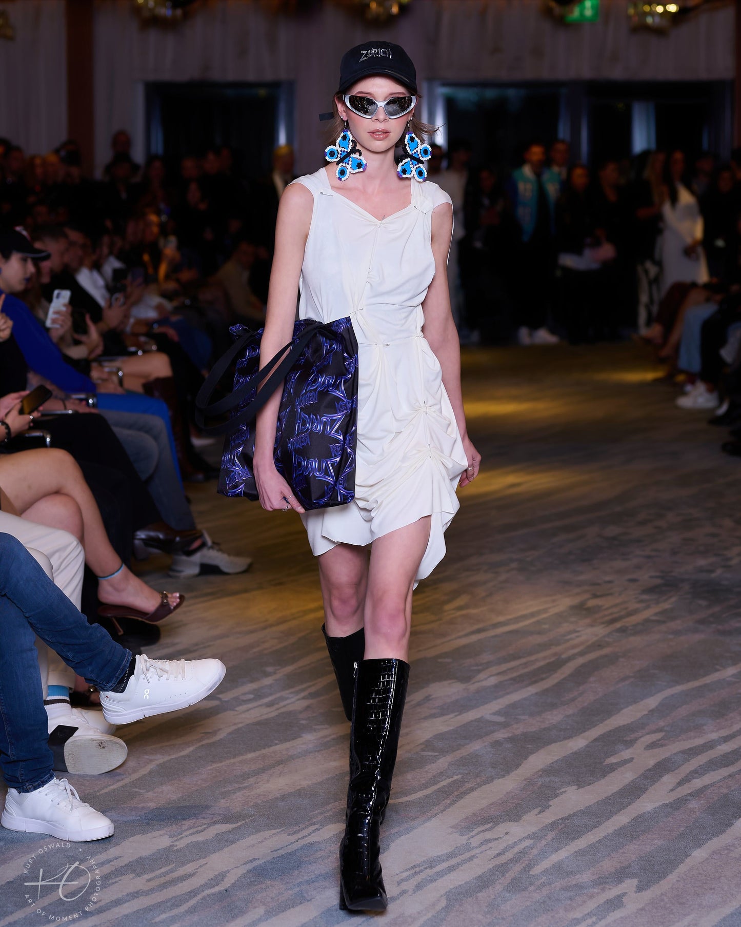 Kleid "Rebirth" mit Sicherheitsnadeln