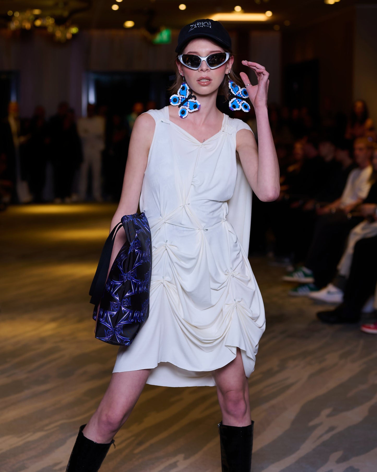 Kleid "Rebirth" mit Sicherheitsnadeln