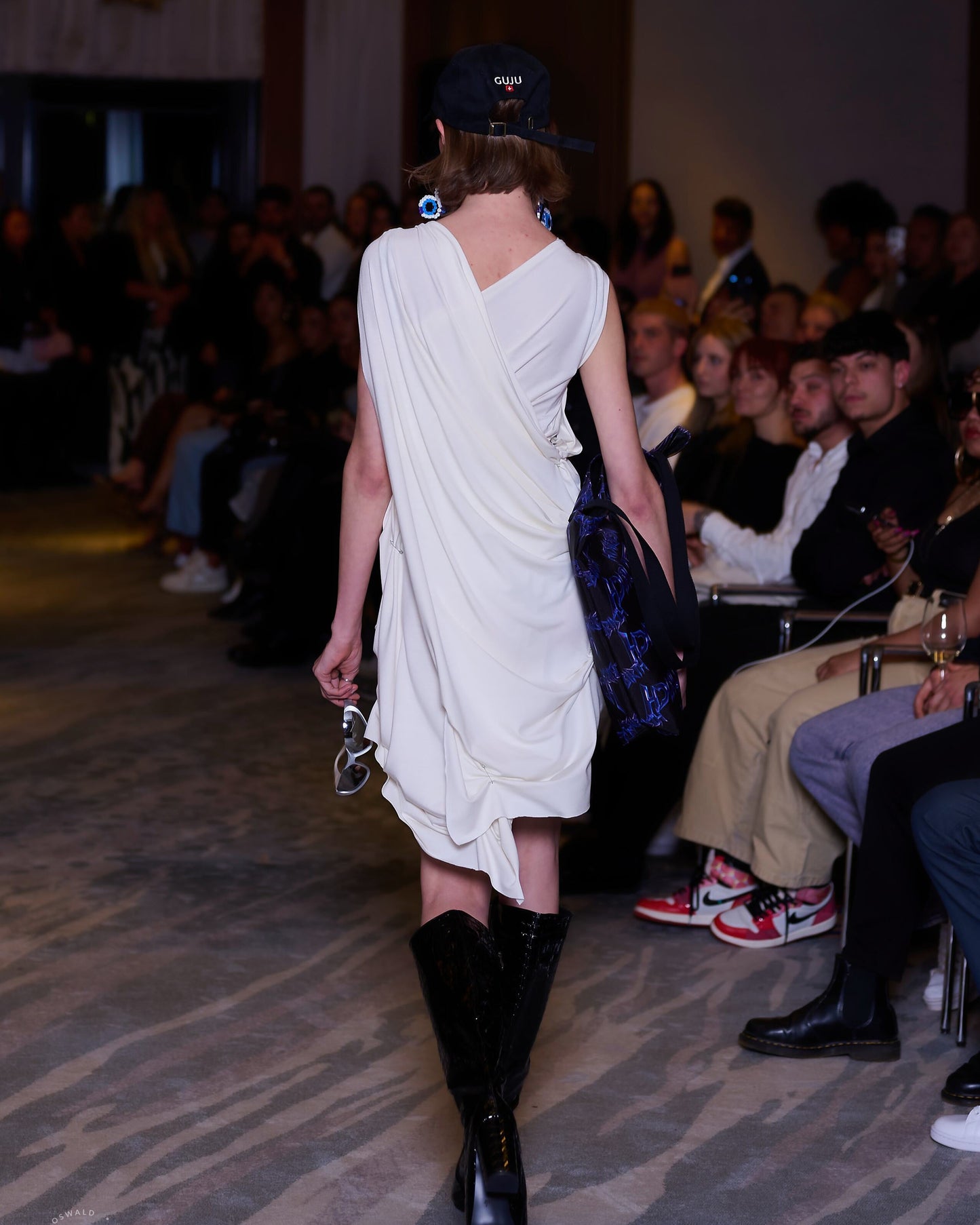 Kleid "Rebirth" mit Sicherheitsnadeln